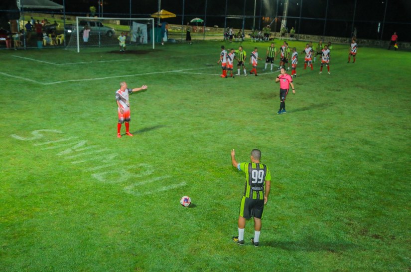 Campeonato Master de Futebol começa com nova iluminação do Campo do Sinimbu