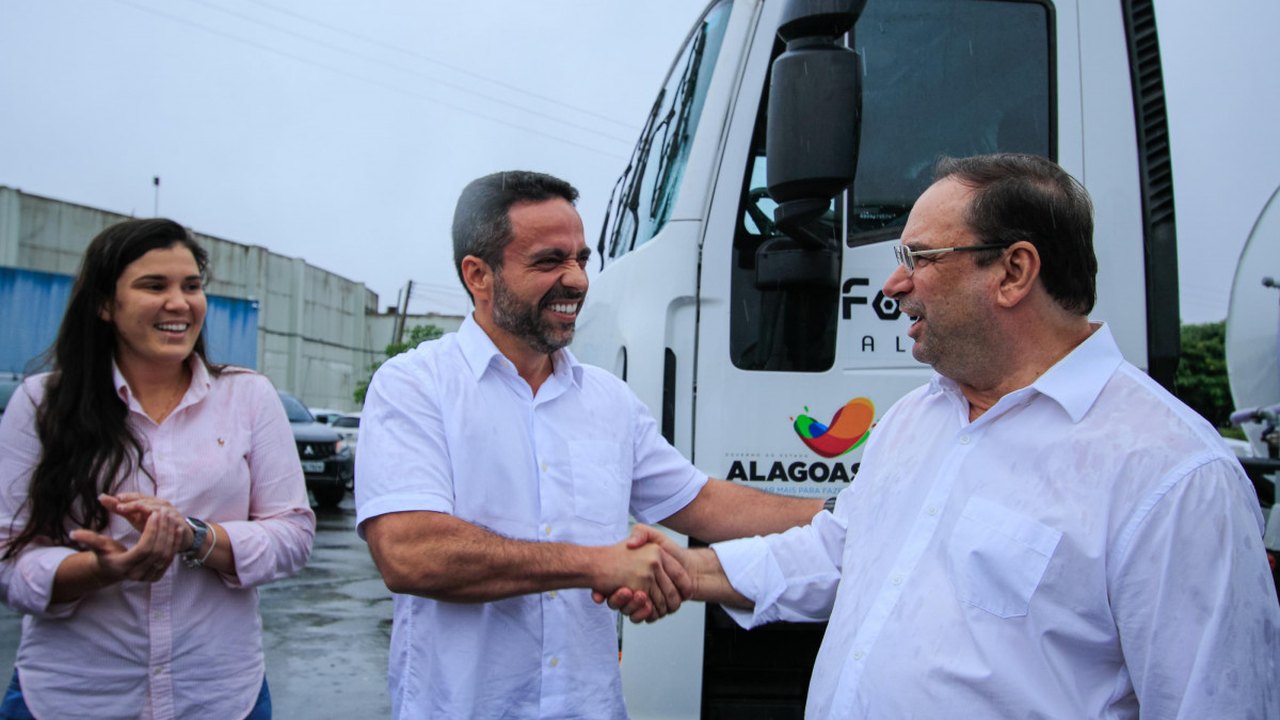 Governador Paulo Dantas entrega veículos do Fortalece Alagoas em Arapiraca