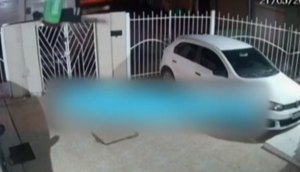 Câmera de segurança flagrou momento em que entregador pula o muro. / Foto: Imagem: Reprodução/TV Atalaia