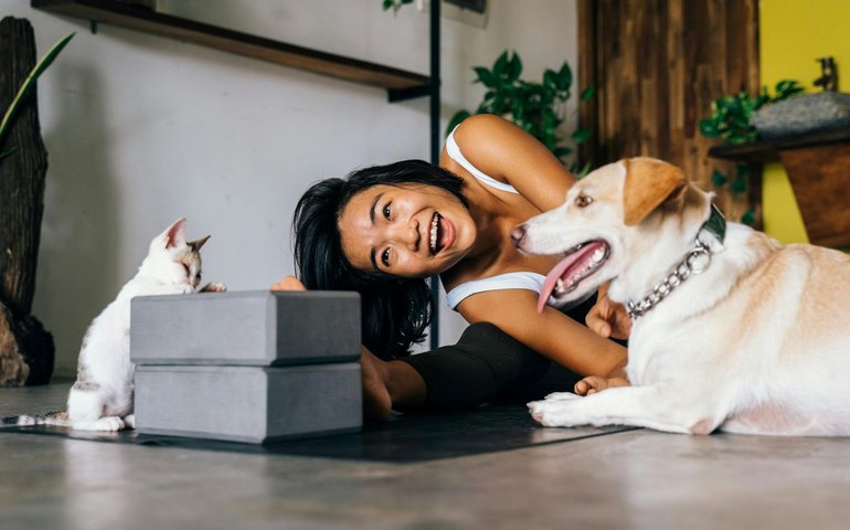 Mulheres celebram o “Dia das Mães” como mães de pets