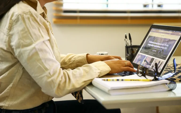 Escritório não vai acabar, mas terá de agradar mais ao empregado que à empresa, diz líder de grupo de coworking