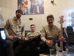 Legenda da foto (da esquerda para a direita) Osmar Netto, Davi Barreira e Arthur Andraus — integrantes da banda Versário. 