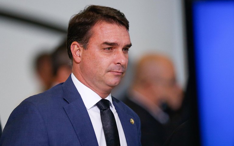 Flávio Bolsonaro inicia pré-campanha no Nordeste com críticas a Lula e defesa de domiciliar para o pai