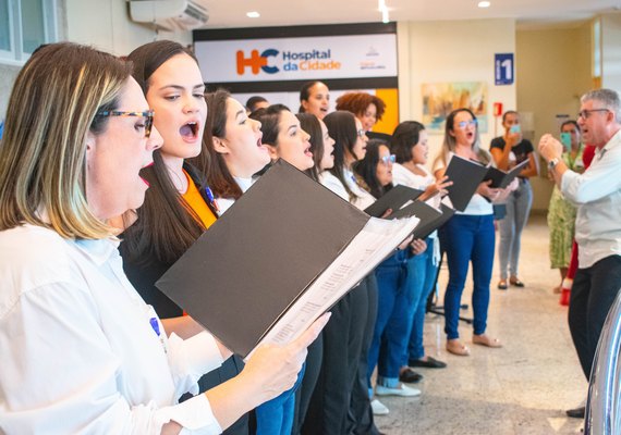 Coral Canto da Gente leva acolhimento e humanização ao Hospital da Cidade, em Maceió