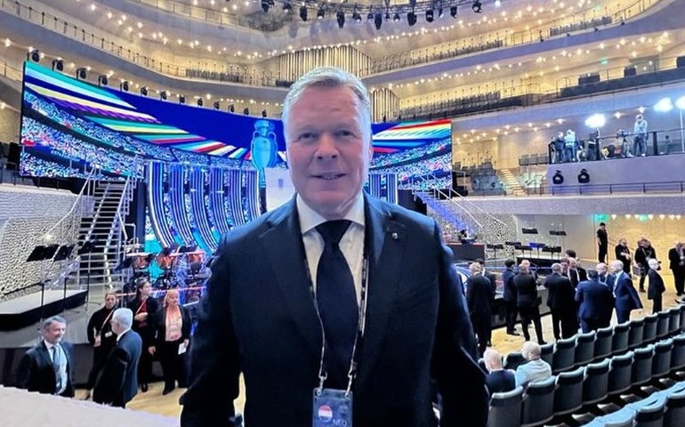 Koeman convoca De Jong e Depay para comandar a seleção holandesa na Eurocopa