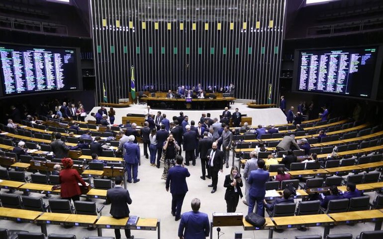 Deputados criticam anúncio dos EUA de tarifa de 50% para as exportações brasileiras