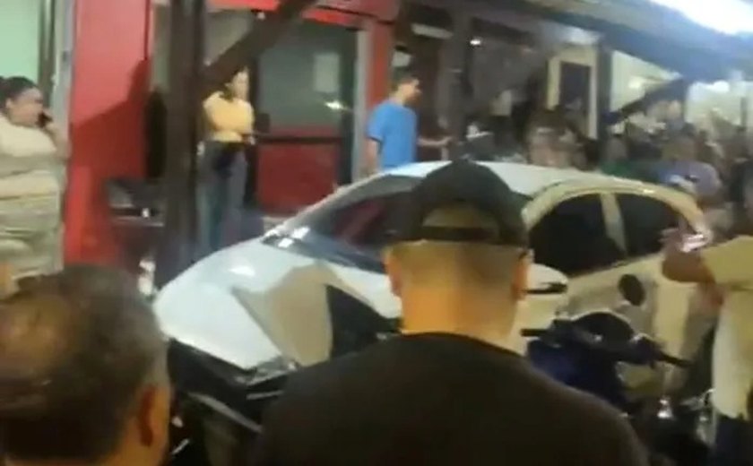 Motorista embriagado danifica motos e veículos, invade restaurante e quase é linchado no Jacintinho