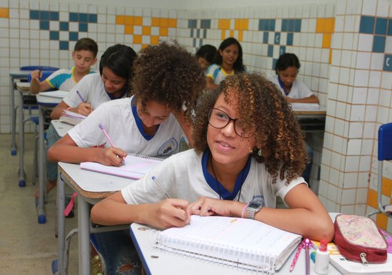 Após superar metas do MEC, Educação consolida ava nços no ensino da capital e interior