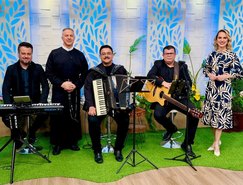 Padre-Camilo-e-Jéssica-Fernandes-junto-a-banda-da-tv-aparecida.jpg 