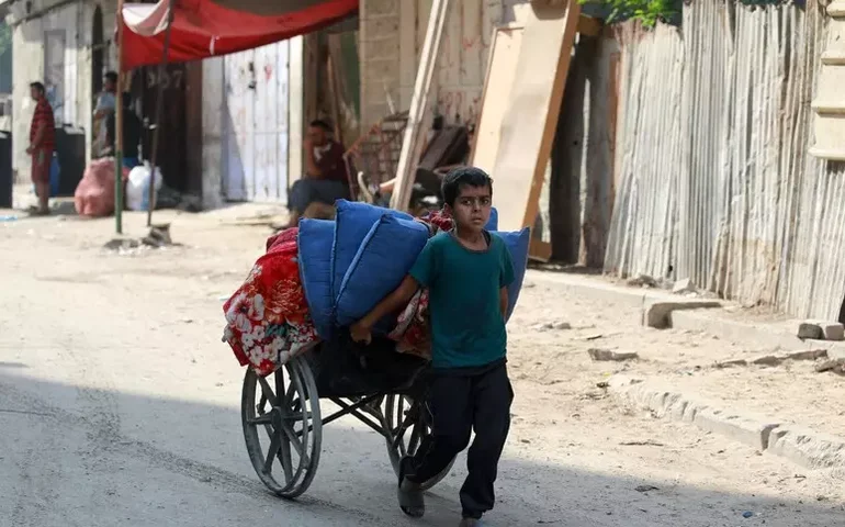 Israel mata ao menos 12 deslocados em escola em Gaza