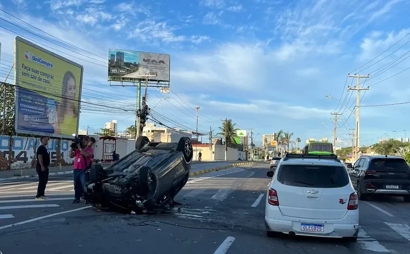 Trânsito fica lento na Av. Gustavo Paiva após carro de passeio capotar