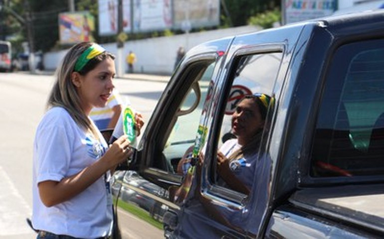 &#8216;Acolha seu filho&#8217; vai à praça para conversar com a população