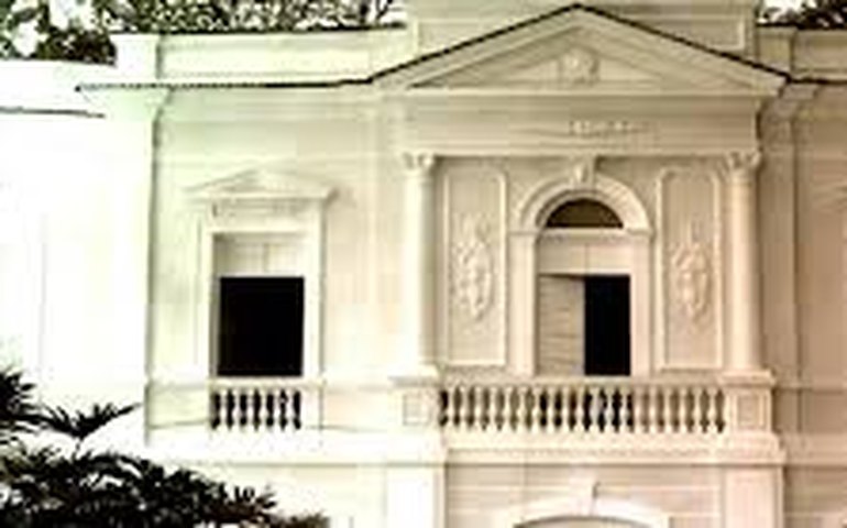 Peça ‘9’, do coletivo Delicadas Criaturas, transforma em palco o auditório do Instituto de Psiquiatria da UFRJ