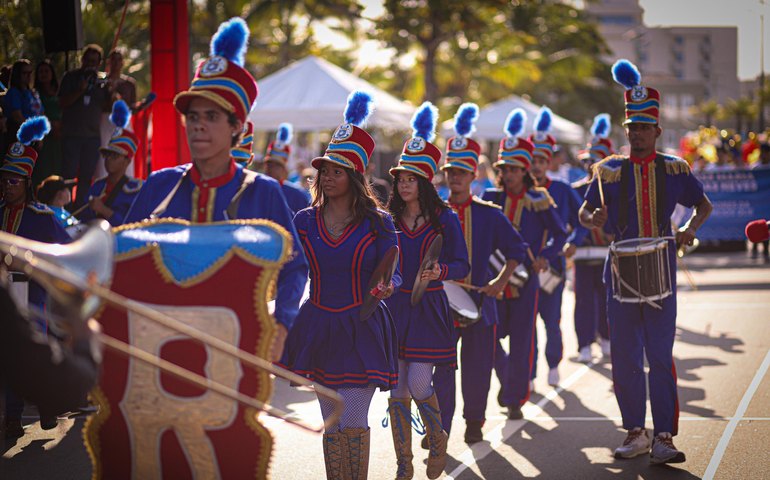 Estudantes esbanjam talento e criatividade no desfile de emancipação de Alagoas