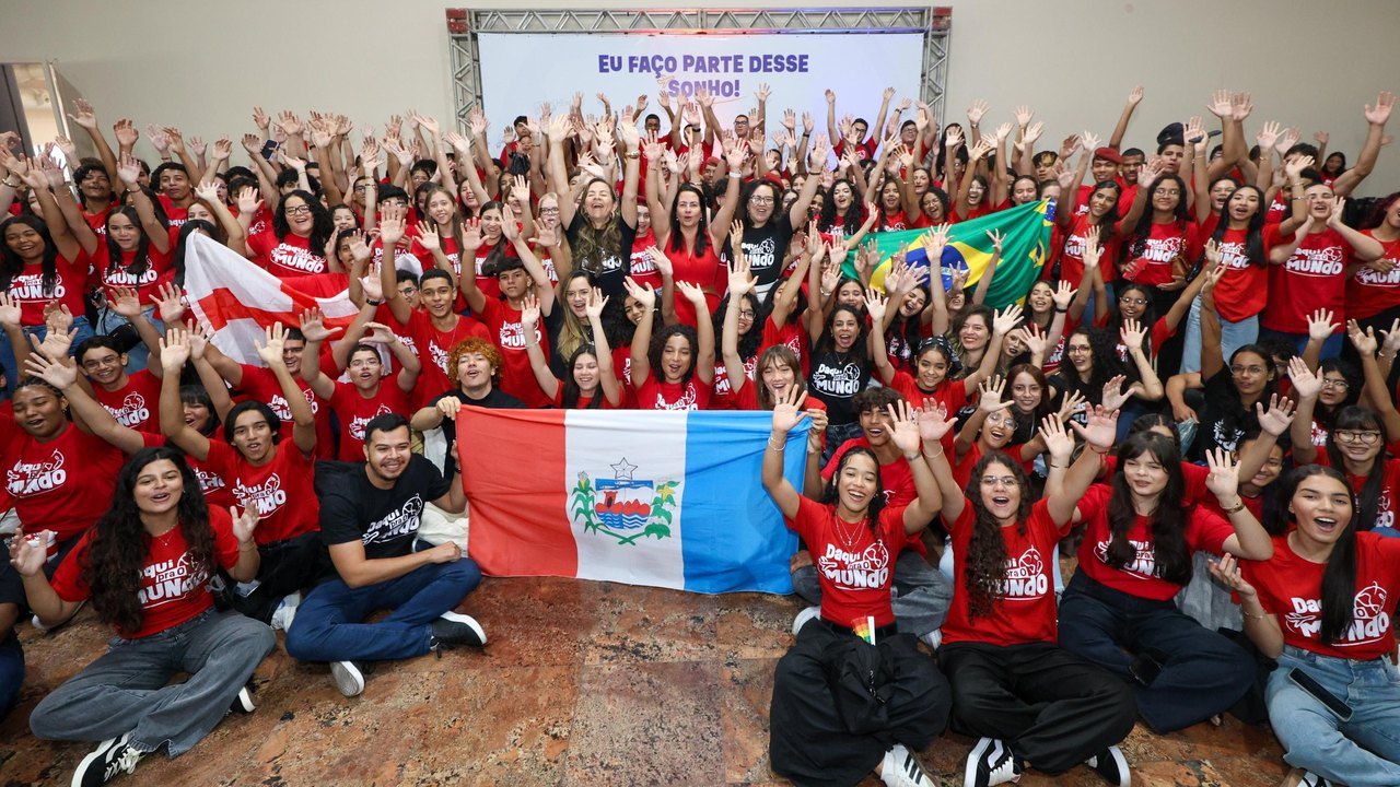 Governo de Alagoas entrega kits para estudantes intercambistas do programa Daqui pra o Mundo