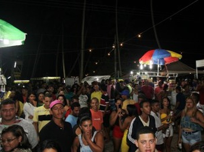 Barra Nova homenageia padroeira com festa e show