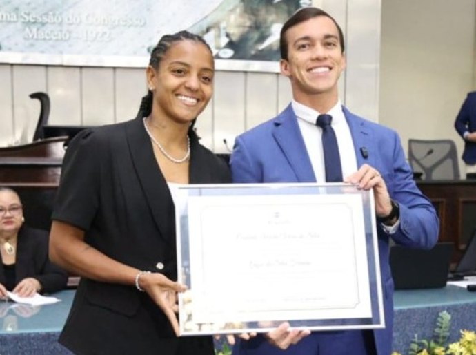 Geyse Ferreira recebe Comenda Marta Vieira em reconhecimento à carreira no futebol
