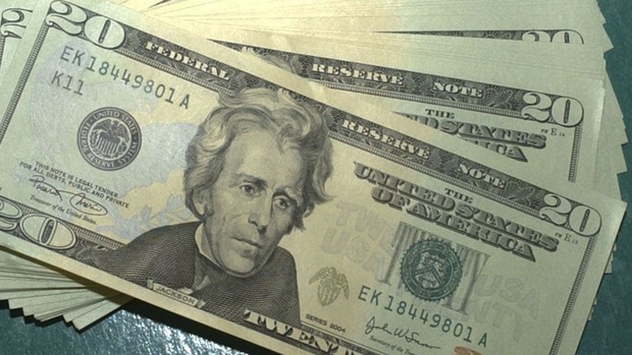 Dólar sobe 0,36% após Copom sinalizar redução do ritmo de alta da Selic