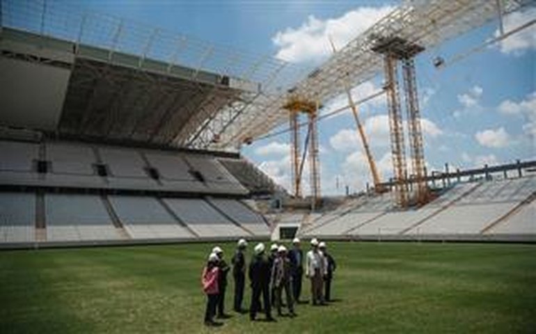 Comitiva da Fifa analisa e aprova gramado do Itaquerão