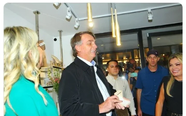 Bolsonaro ganha presente em joalheria de Goiânia e ironiza: 'Da última vez deu maior problema'