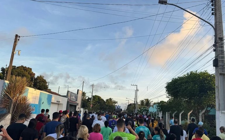 Fieis participaram de peregrinação nesta sexta até o Morro Santo da Massaranduba