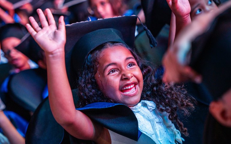 Formatura do ABC emociona crianças e famílias em Maceió