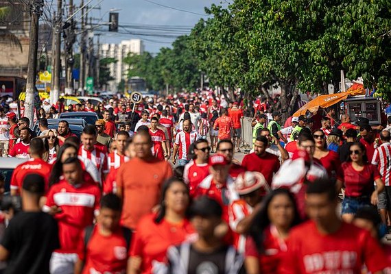 Torcida do CRB Faz Festa nas Ruas e Lota o Rei Pelé para a Final Contra o Fortaleza