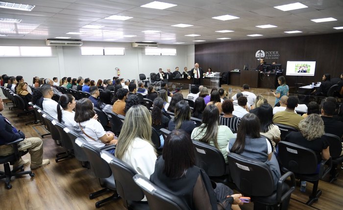 Julgamento sobre a morte de Roberta Dias levou um público grande ao Fórum de Penedo Julgamento sobre a morte de Roberta Dias levou um público grande ao Fórum de Penedo