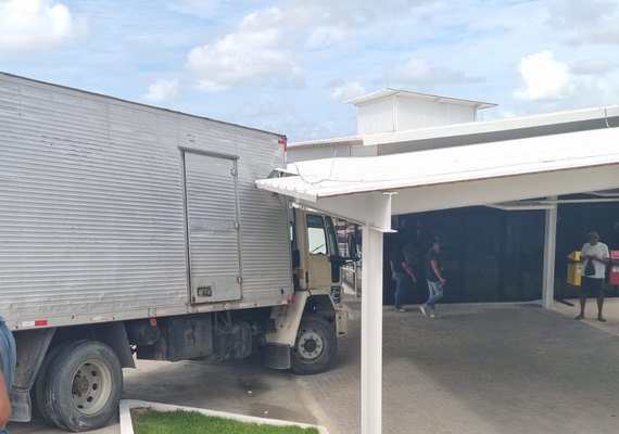 Caminhão invade UBS no Flexal, em Maceió, e causa susto; ninguém ficou ferido