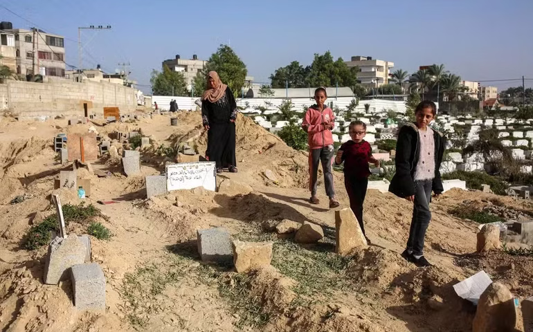 Em dez meses, guerra em Gaza tem milhares de mortos e impede luto digno de palestinos: 'Me dói não ter enterrado meu filho'
