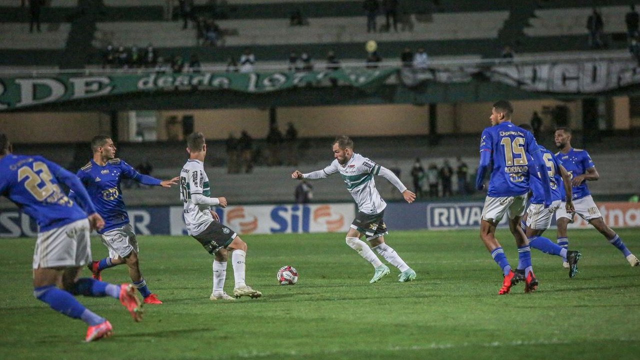 Torcedores invadem gramado e promovem briga generalizada em Coritiba x Cruzeiro