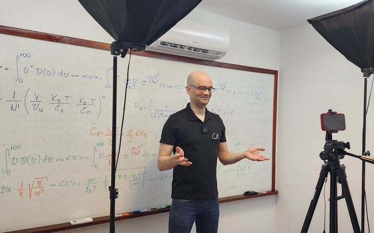 Professor ensina física em vídeos curtos nas redes sociais
