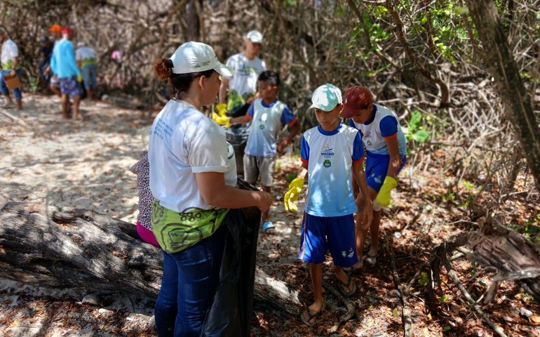 Mutirão de limpeza mobiliza comunidade na Praia de Ipioca