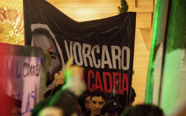 Manifestantes protestam em frente à sede do Banco Master na capital paulista