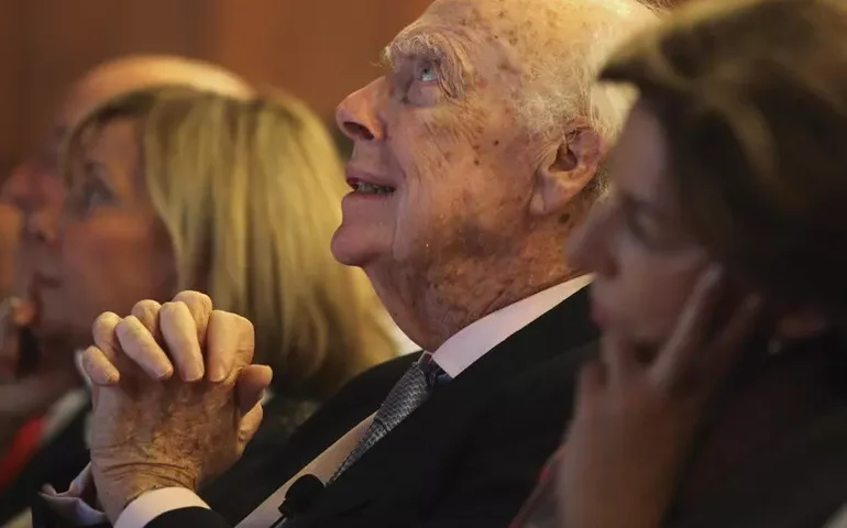 Morre aos 97 anos James Watson, um dos descobridores do DNA