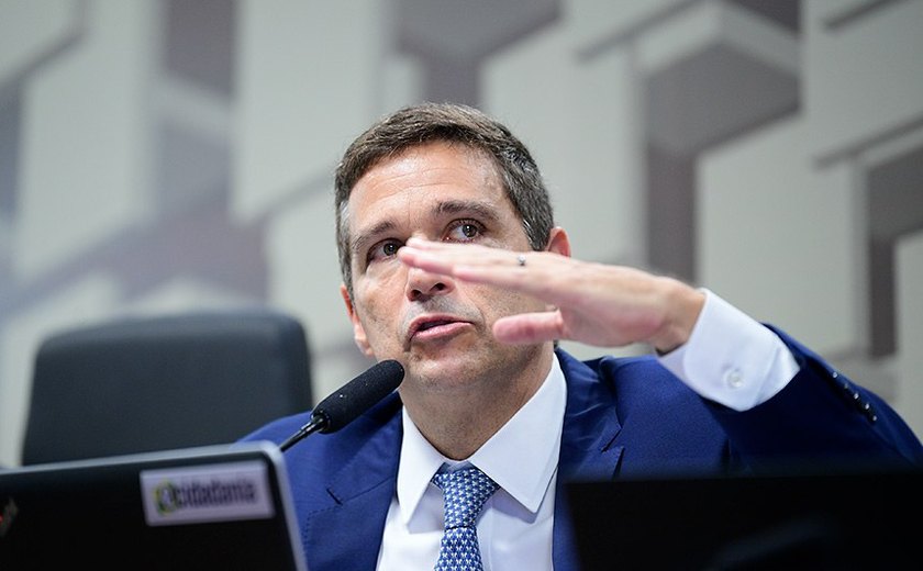 Taxa de juro real no Brasil é mais alta, mas vem diminuindo, afirma Campos Neto