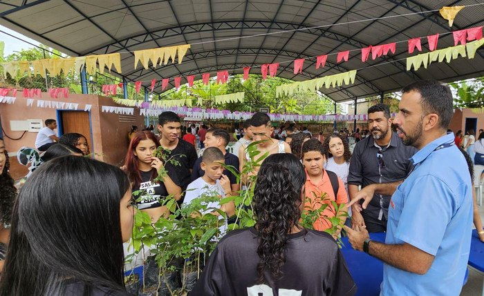Mudas foram entregues na Escola Francisco Palmeira, em Roteiro, no dia 13 Mudas foram entregues na Escola Francisco Palmeira, em Roteiro, no dia 13