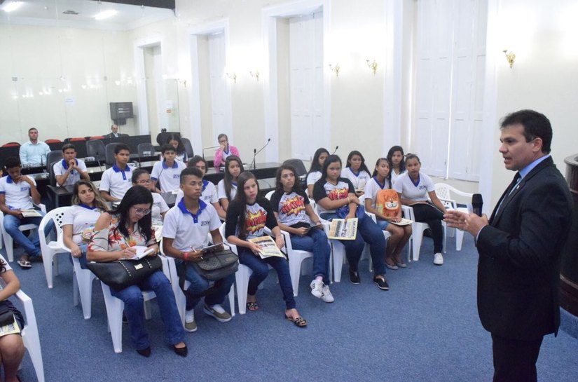 Nezinho recepciona estudantes e destaca preparação para a Prova Brasil