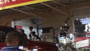 Caminhonete desgovernada invade mercearia na Zona Norte de Aracaju