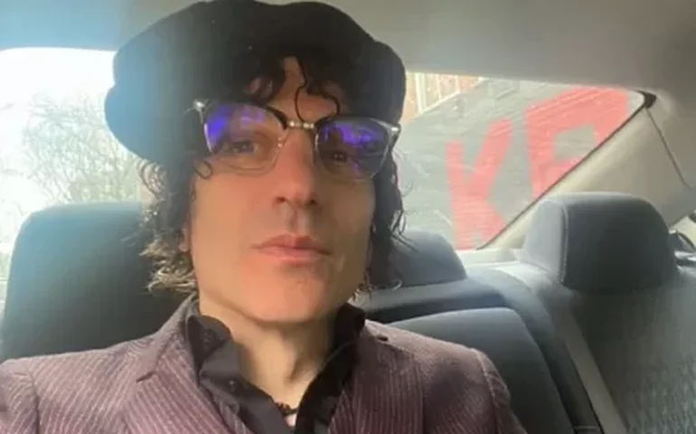 Jesse Malin revela que está com pernas paralisadas após derrame na coluna