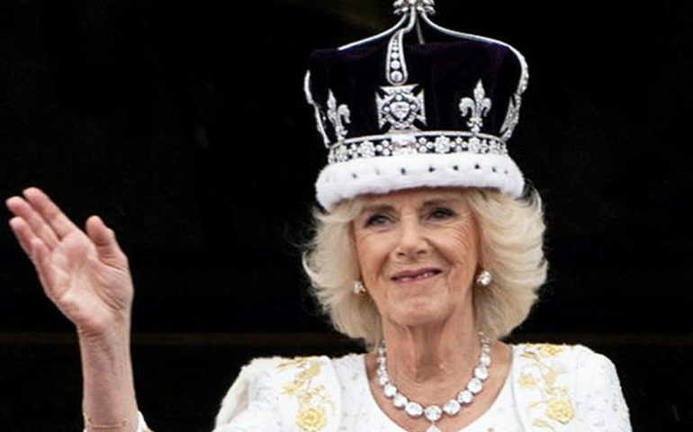 Após usar peças com pele animal na coroação, Rainha Camilla elimina esse tipo de roupa de seu figurino