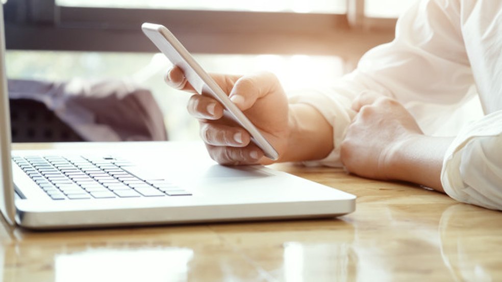 Projeto de lei quer proibir uso de celular no trabalho