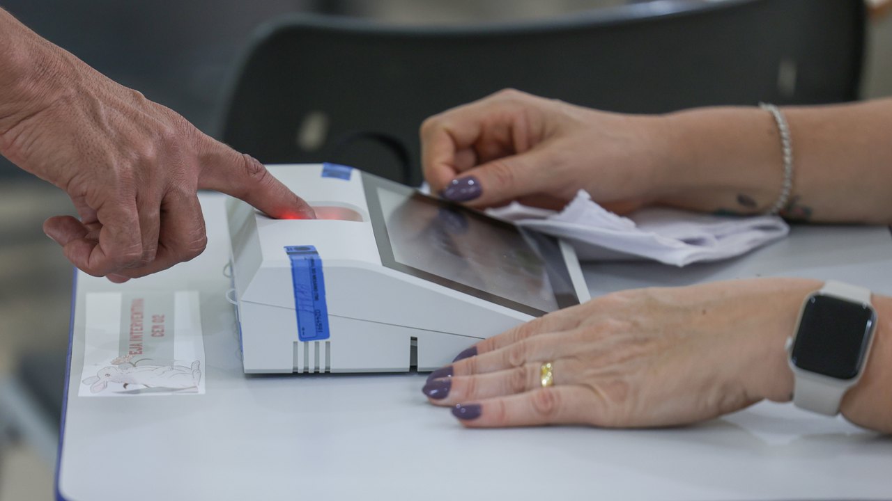 Horário de votação ampliado somente onde urnas não foram fechadas