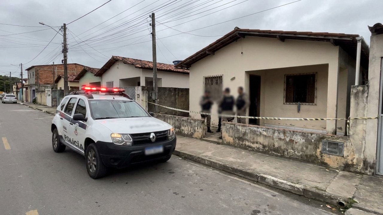Mulher é baleada na cabeça e no braço dentro de casa na frente do filho em Maceió