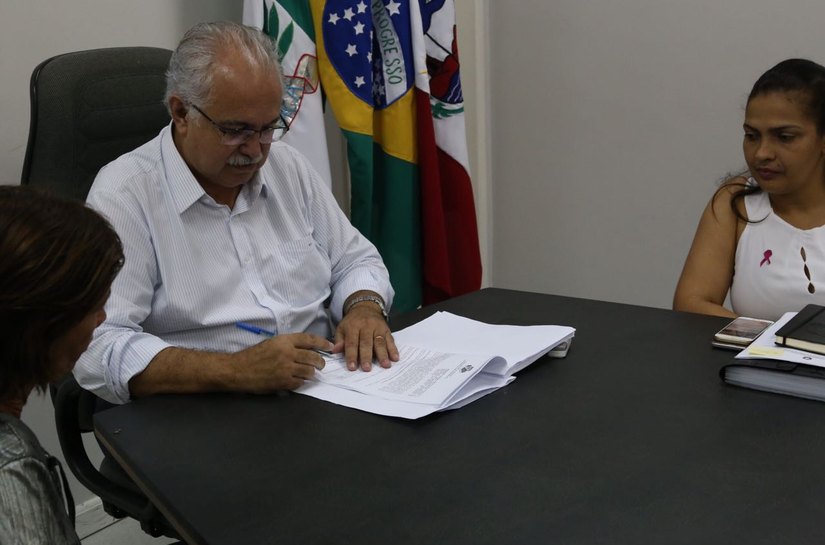 Teófilo garante compra de abacaxis para alunos da Rede Municipal de Arapiraca