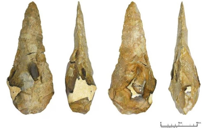 Arqueólogos da Inglaterra encontram machados 'gigantes' feitos há 300 mil anos