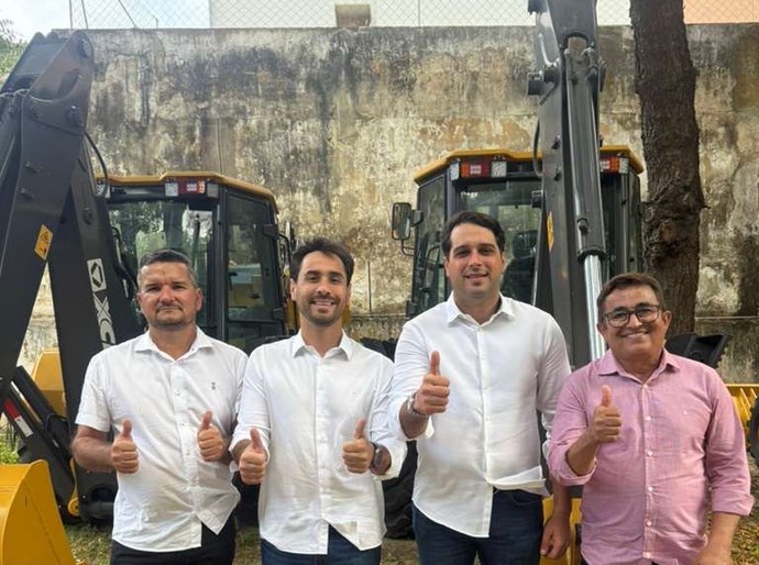 Prefeito de Santana do Mundaú reforça frota de veículos com nova retroescavadeira