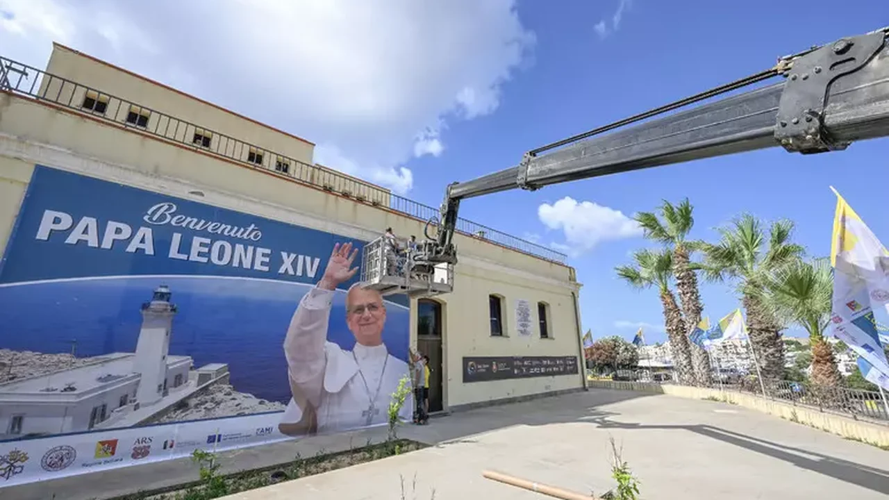Papa receberá escultura feita com madeira de barcos migrantes em Lampedusa