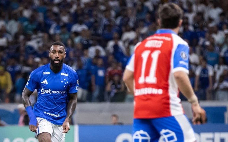 Cruzeiro vacila no fim, perde para a Católica no Mineirão e se complica na Libertadores