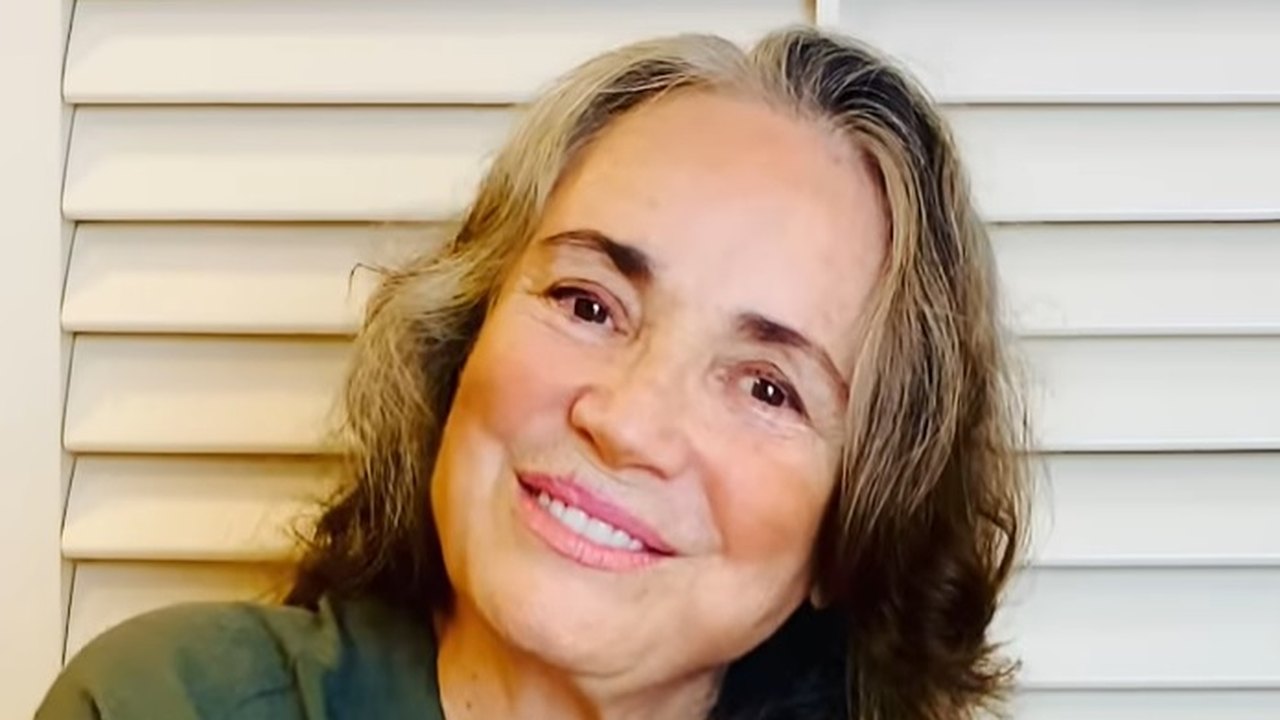Regina Duarte é 'cortada' de cartaz de novela e atriz ironiza Globo nas redes sociais